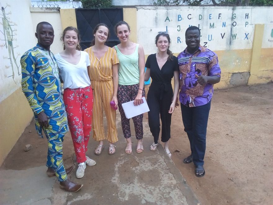 Photo de famille à la fin de la réunion d'organisation de la campagne de sensibilisation sur la surdité des membres de APEM-TOGO et les filles de OEEO Solidarité Internationale de la France dans l'enceinte de l'orphelinat GMI à Kpalime Togo